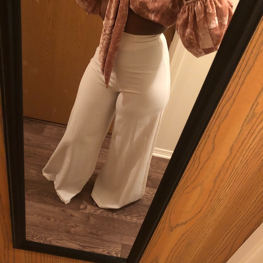 White pants (Akira)